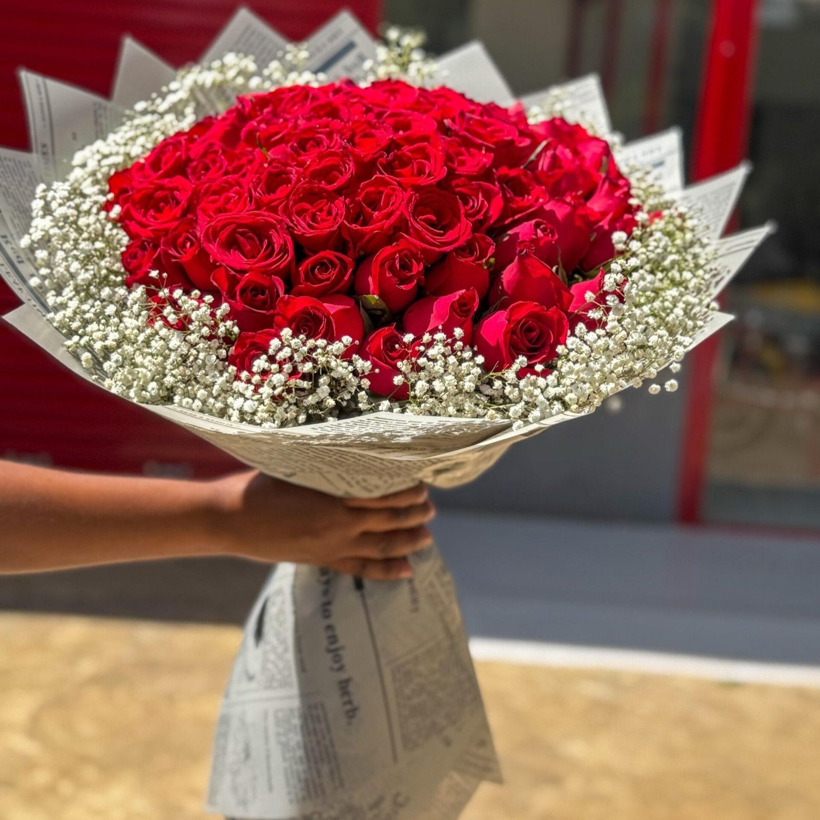 Sailing in Summer – 80 Red Roses